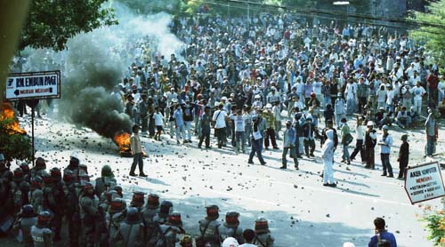 Fakta Kerusuhan Mei 1998  Badar Basi